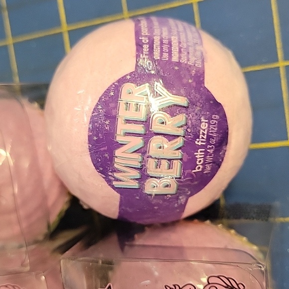 Winter Berry & Cupcake Pink Set Of 4 Bath Bombs/Fizz New - Picture 3 of 3